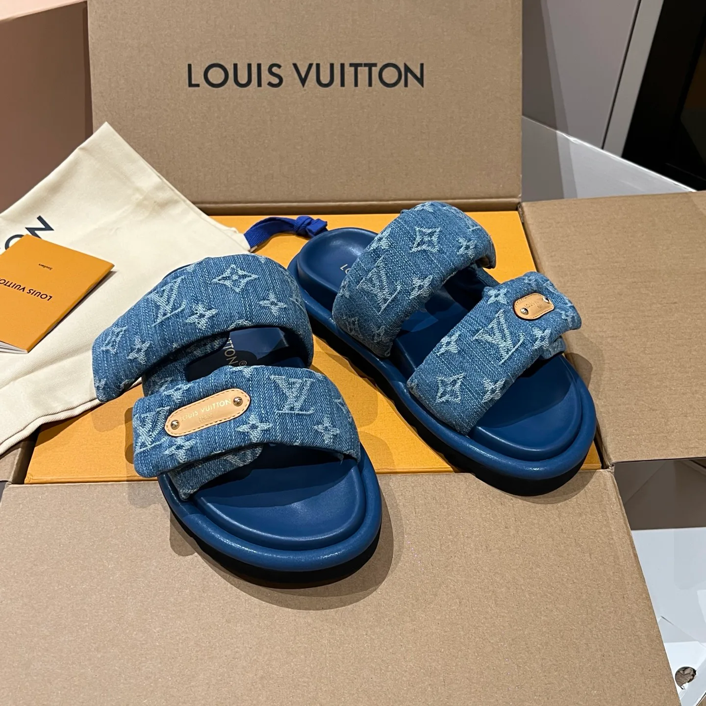 Шлепанцы Женские Louis Vuitton 17608427