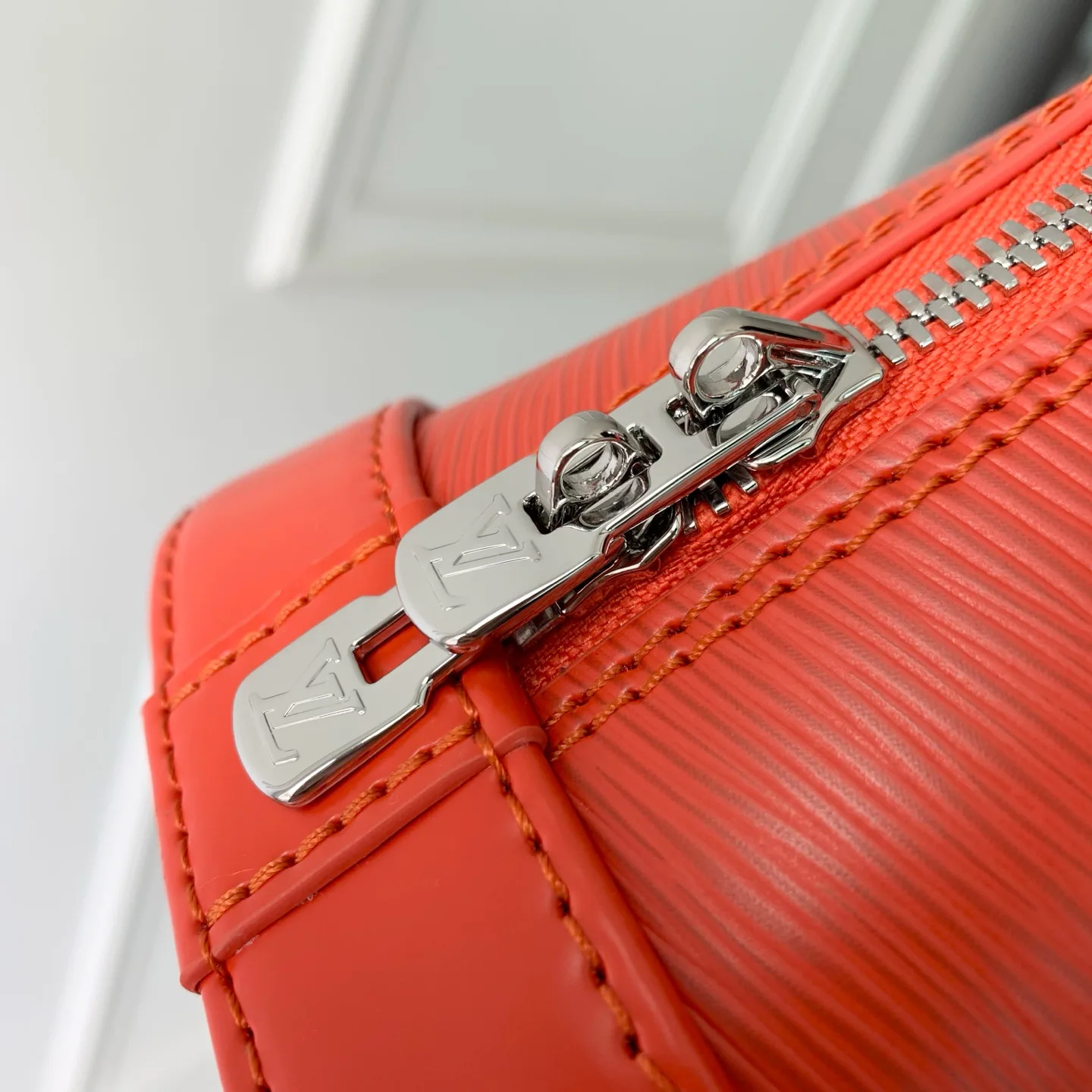 Классические Сумки Женские Louis Vuitton 18147538