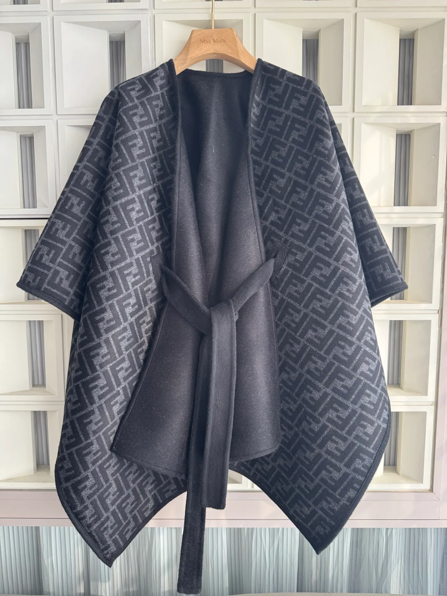 Пальто Женские Fendi 18361622