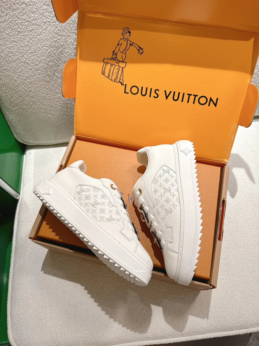 Кроссовки Женские Louis Vuitton 18677718