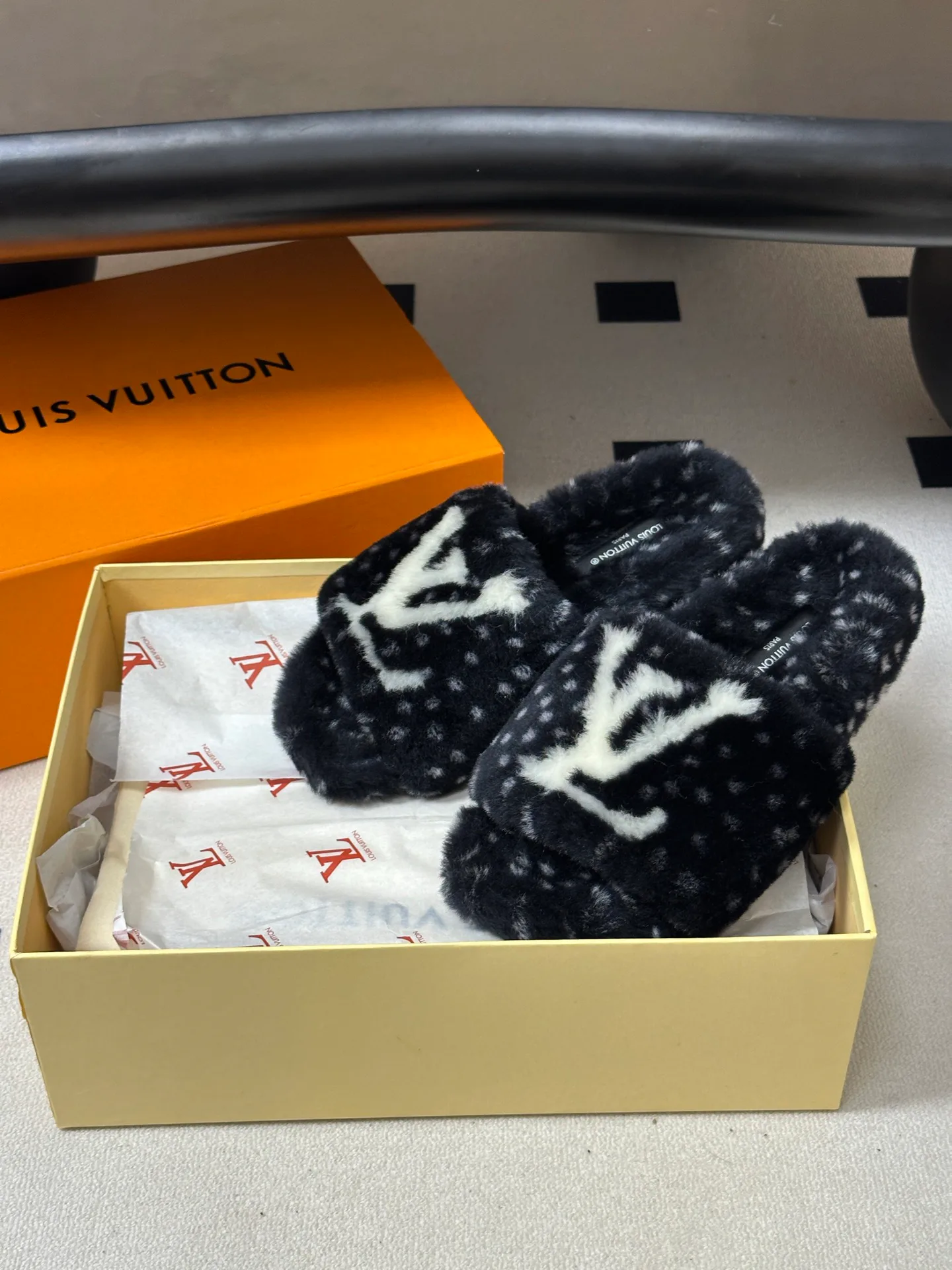 Тапочки Женские Louis Vuitton 18980488