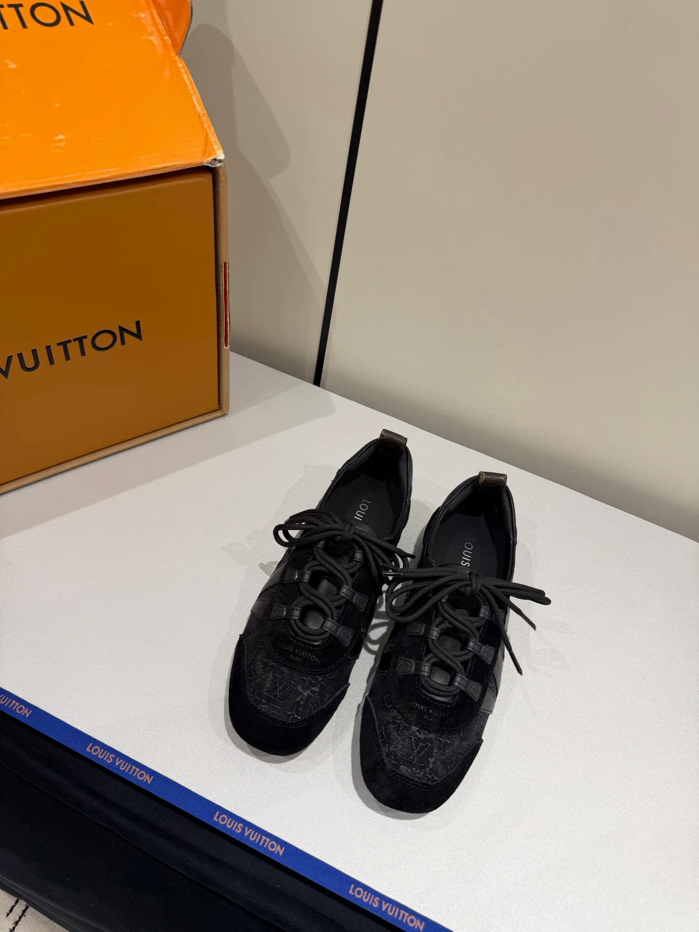 Кроссовки Женские Louis Vuitton 17934915