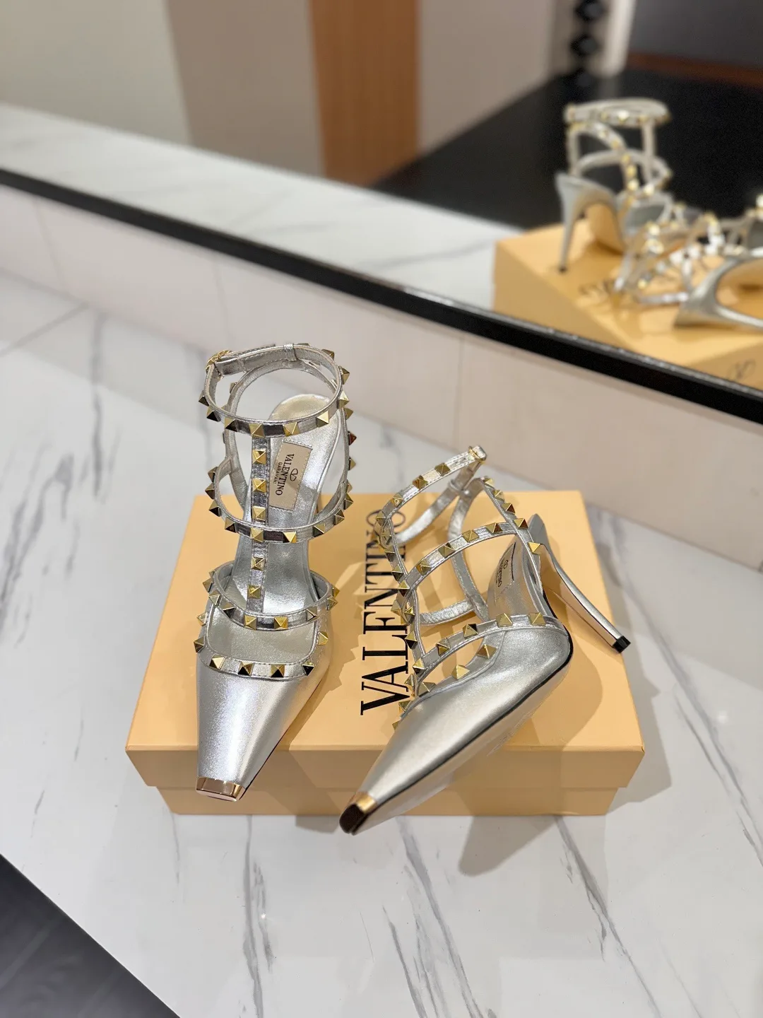 Босоножки Женские Valentino 17366652