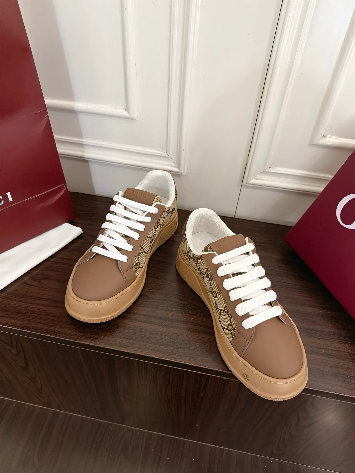 Кроссовки Женские Gucci 18889320