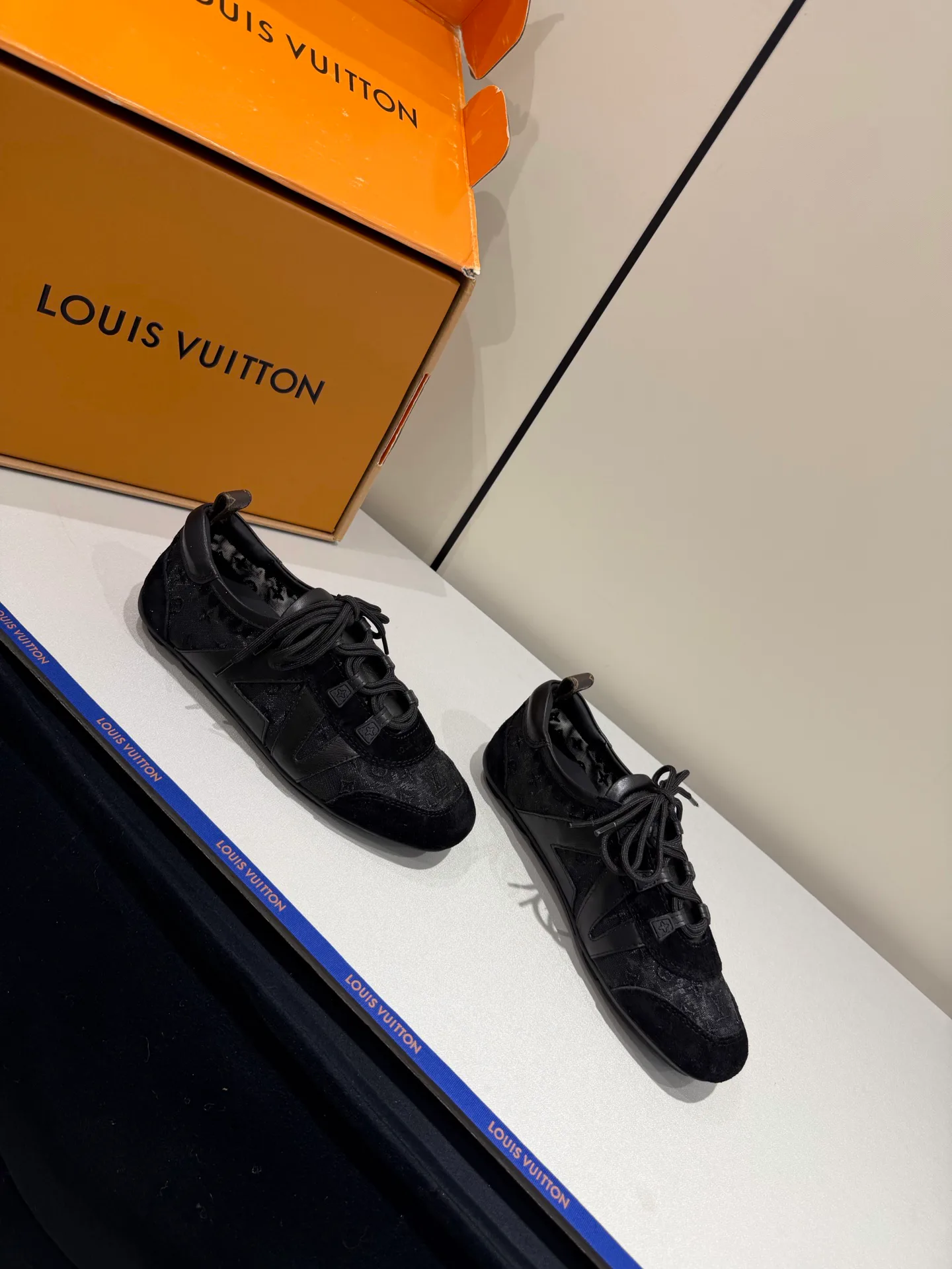 Кроссовки Женские Louis Vuitton 17934915