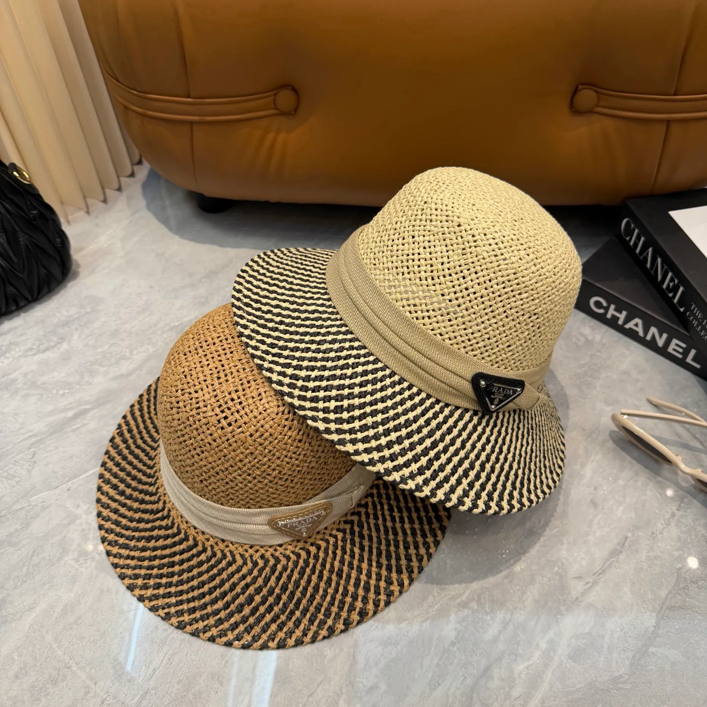 Головные Уборы Prada 17604941