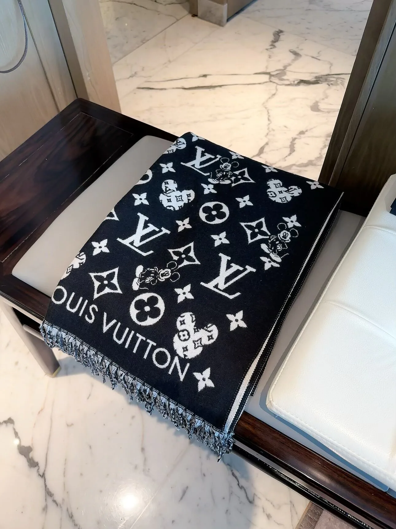 Шарфы Louis Vuitton 18647292