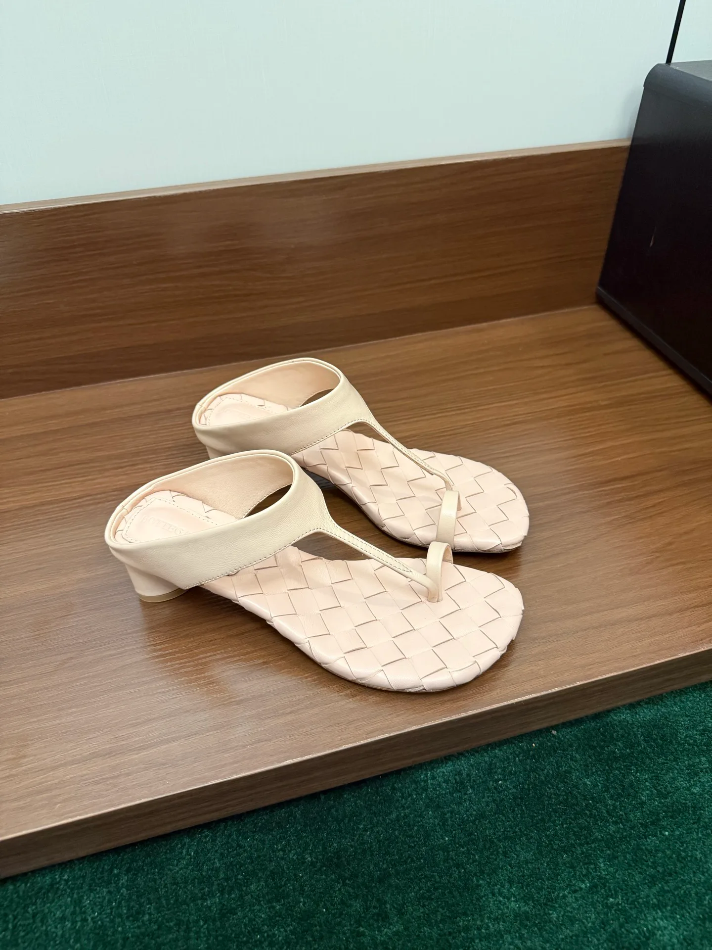 Шлепанцы Женские Bottega Veneta 17386153