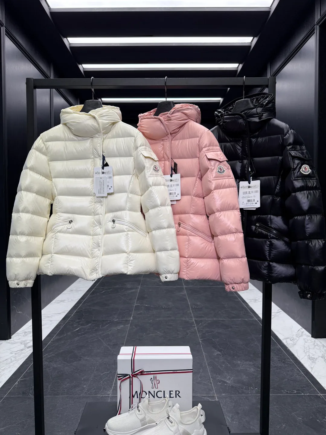 Куртки И Пуховики Женские Moncler 18689139