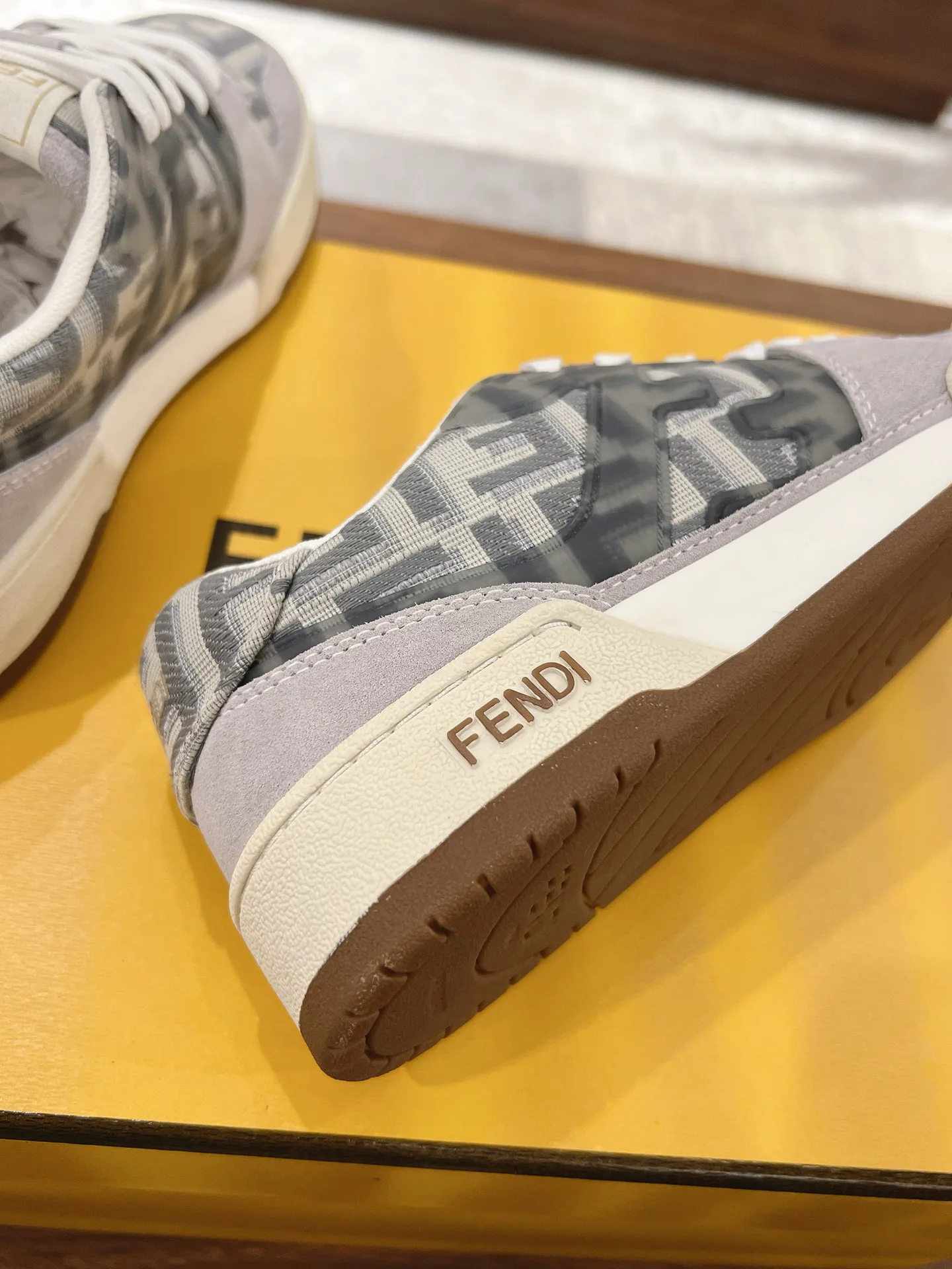 Кроссовки Женские Fendi 18219606