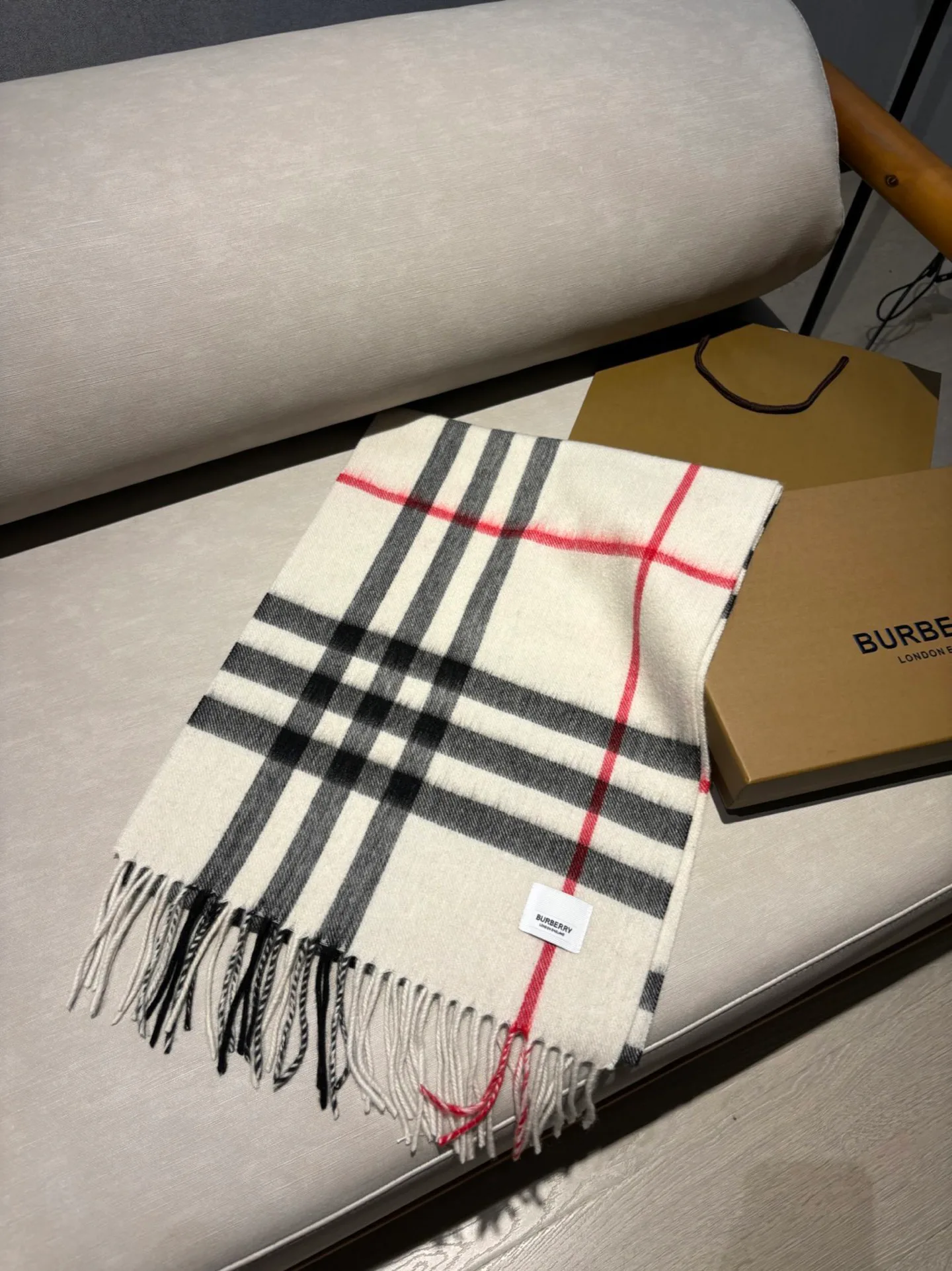 Шарфы Burberry 18507481