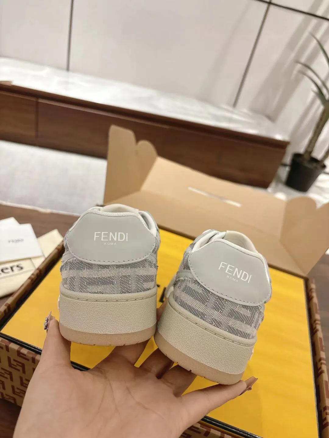 Кроссовки Женские Fendi 18219620