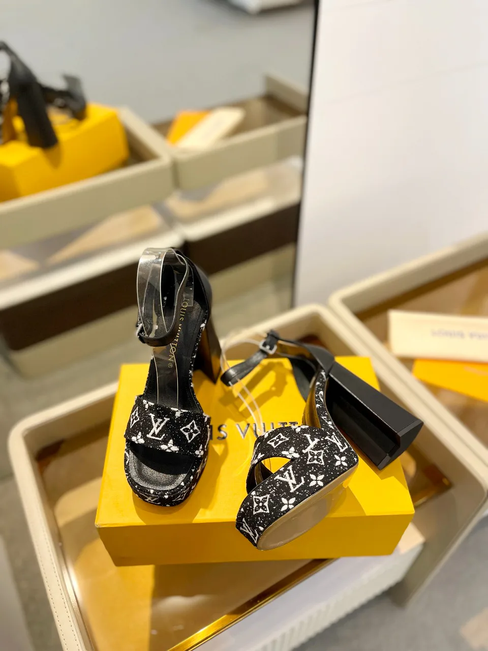 Босоножки Женские Louis Vuitton 17946836