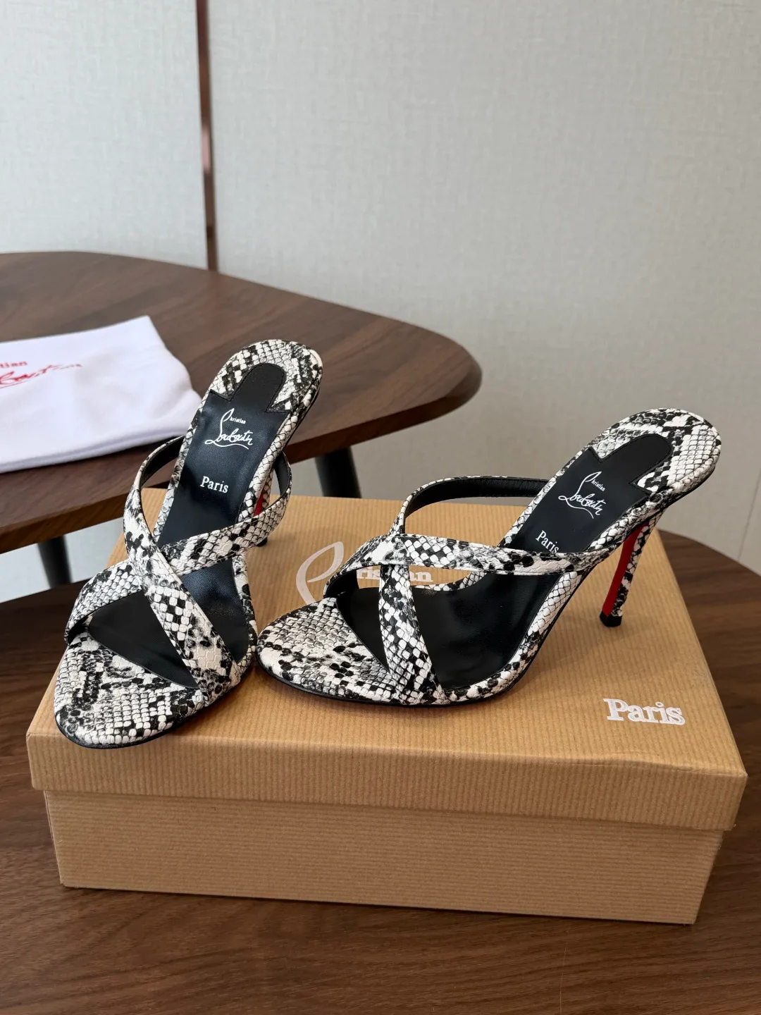 Босоножки Женские Christian Louboutin 18183080