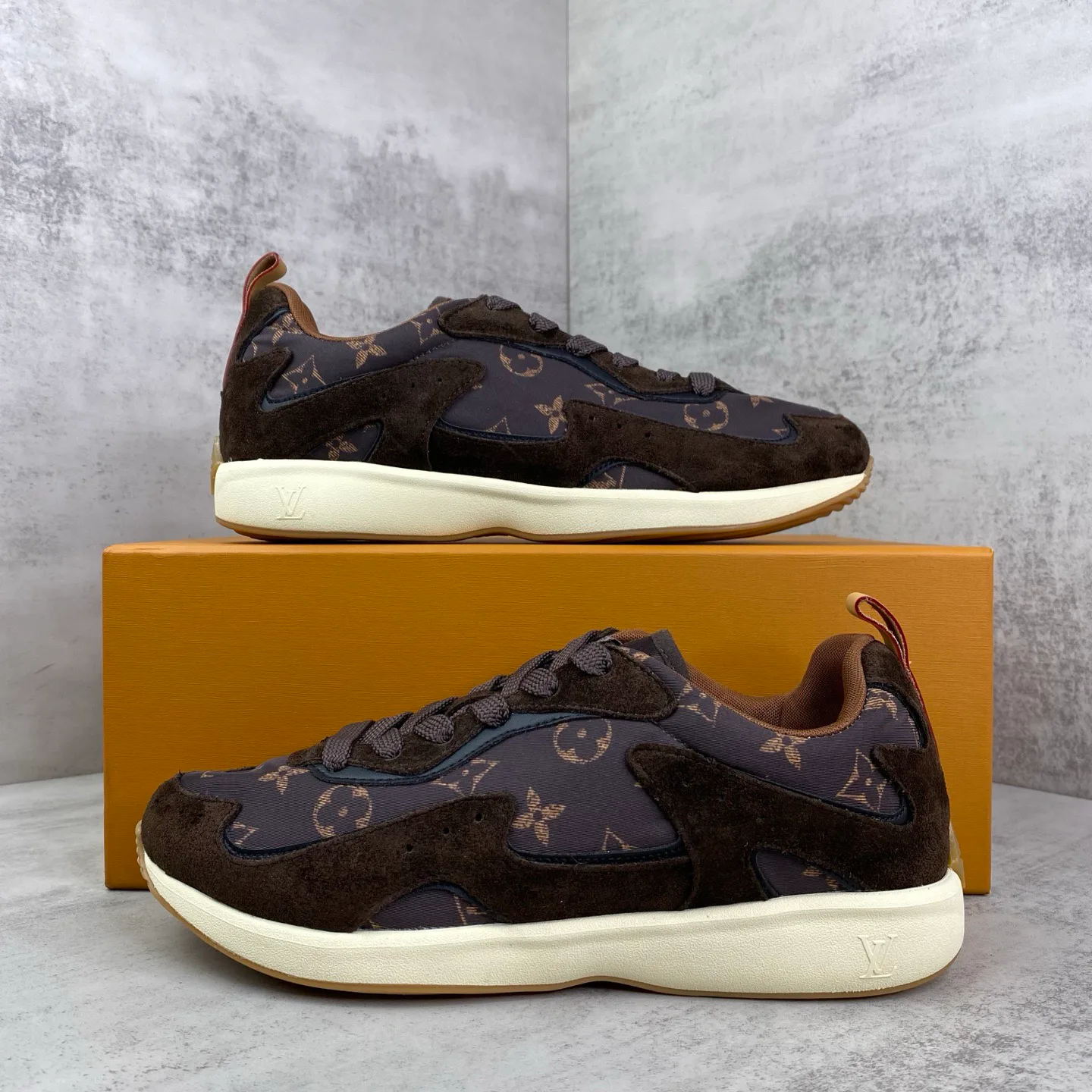 Кроссовки Женские Louis Vuitton 18747163