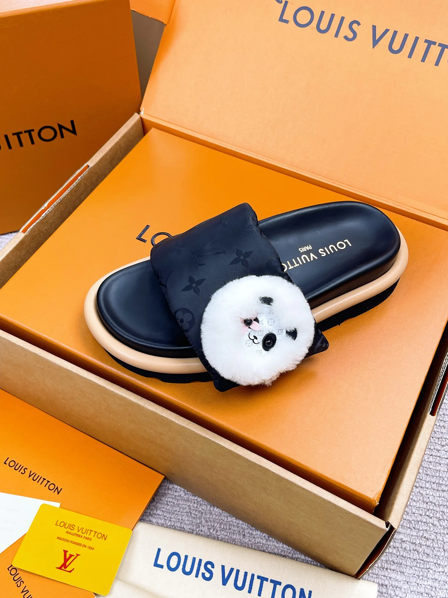 Шлепанцы Женские Louis Vuitton 18142869