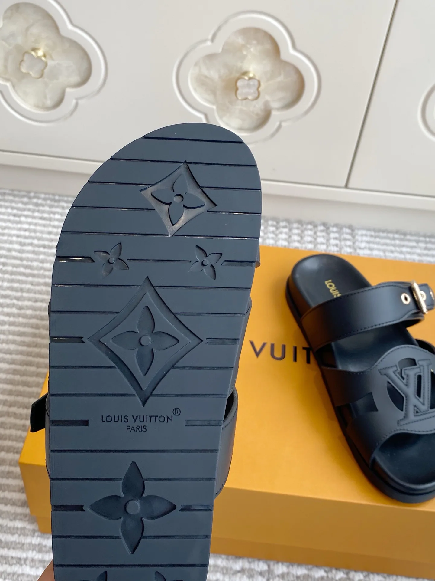 Шлепанцы Женские Louis Vuitton 17572158