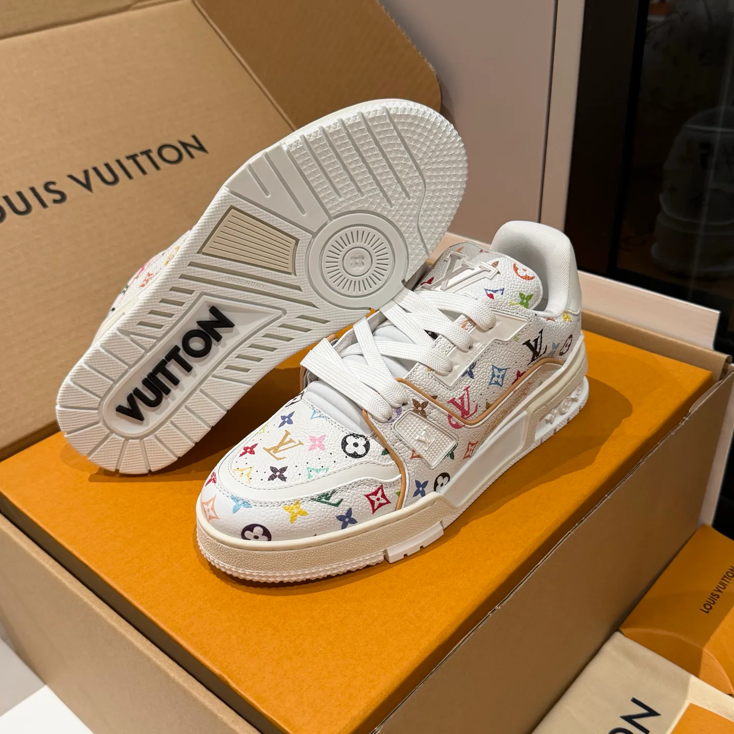 Кроссовки Женские Louis Vuitton 18121549