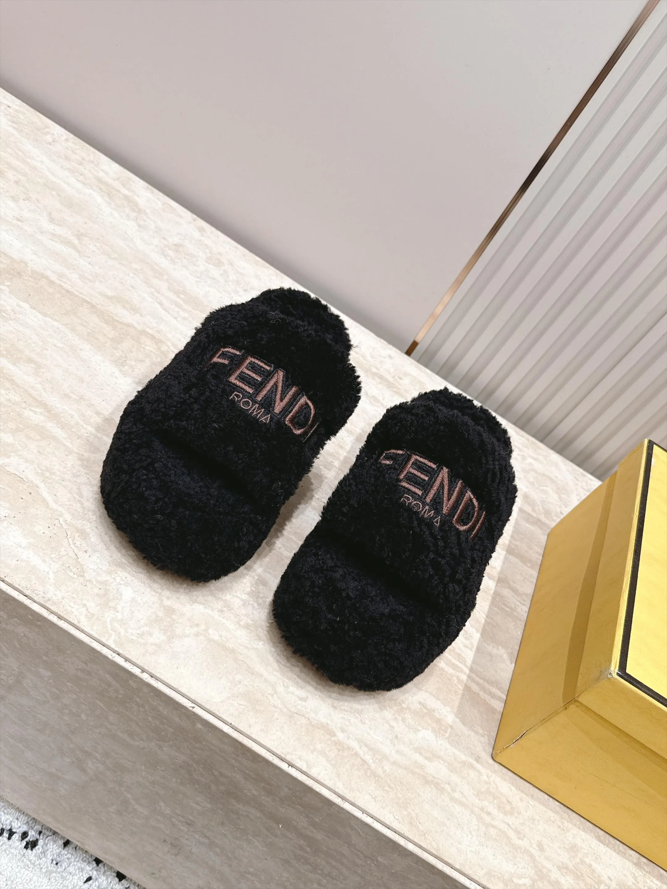 Тапочки Женские Fendi 18737611