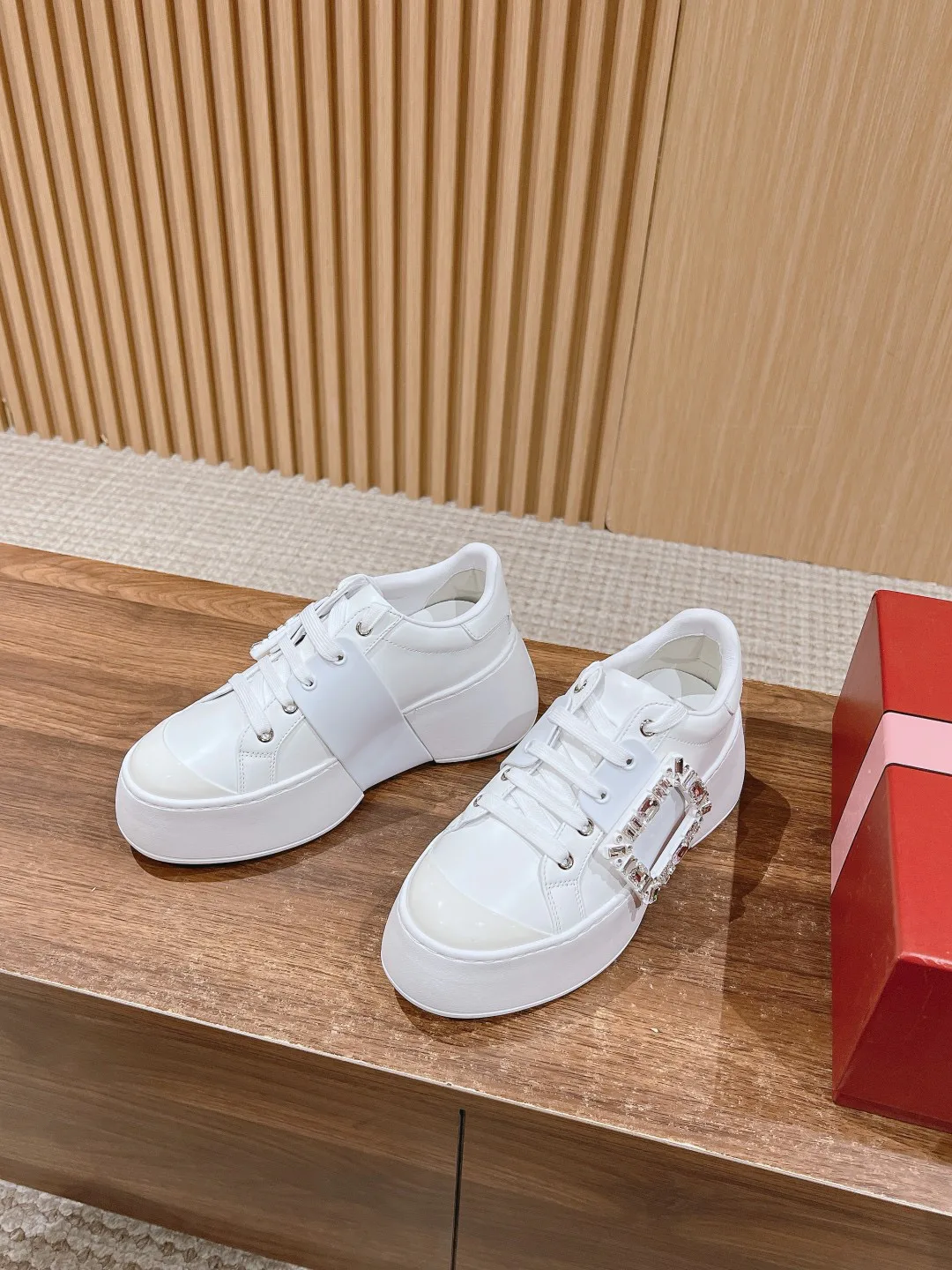 Кроссовки Женские Roger Vivier 18676632