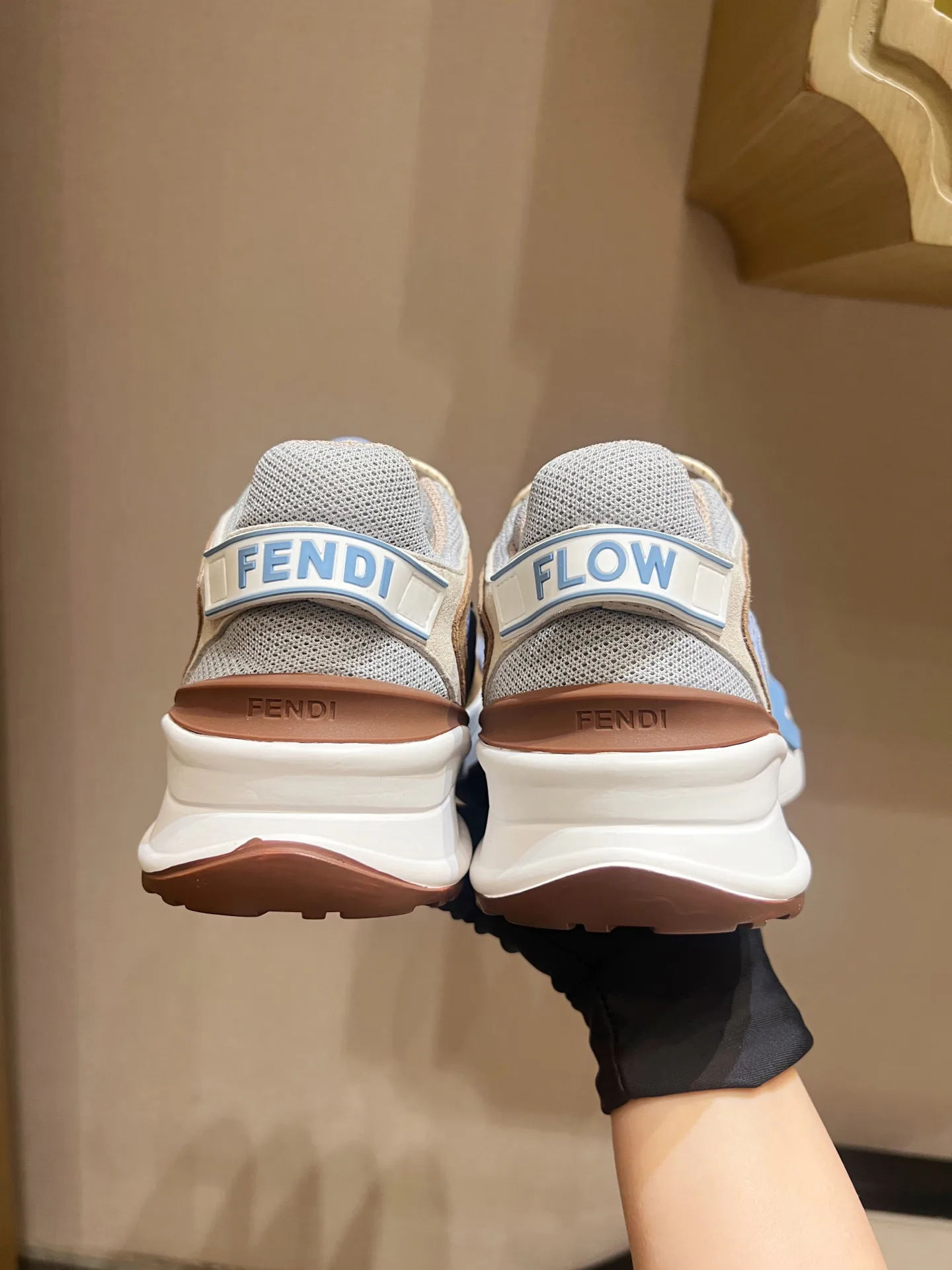 Кроссовки Женские Fendi 11275719
