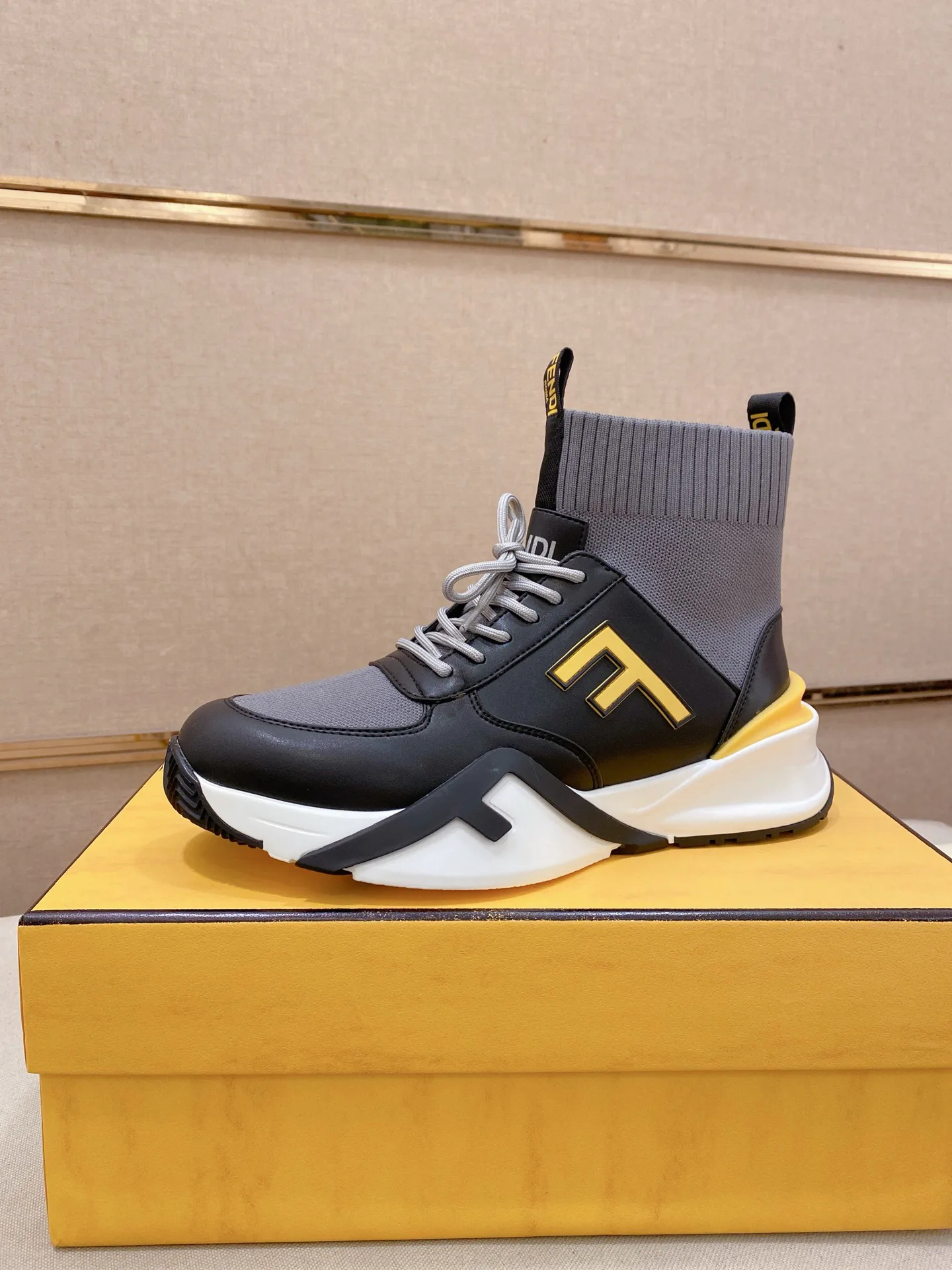 Кроссовки Женские Fendi 211553