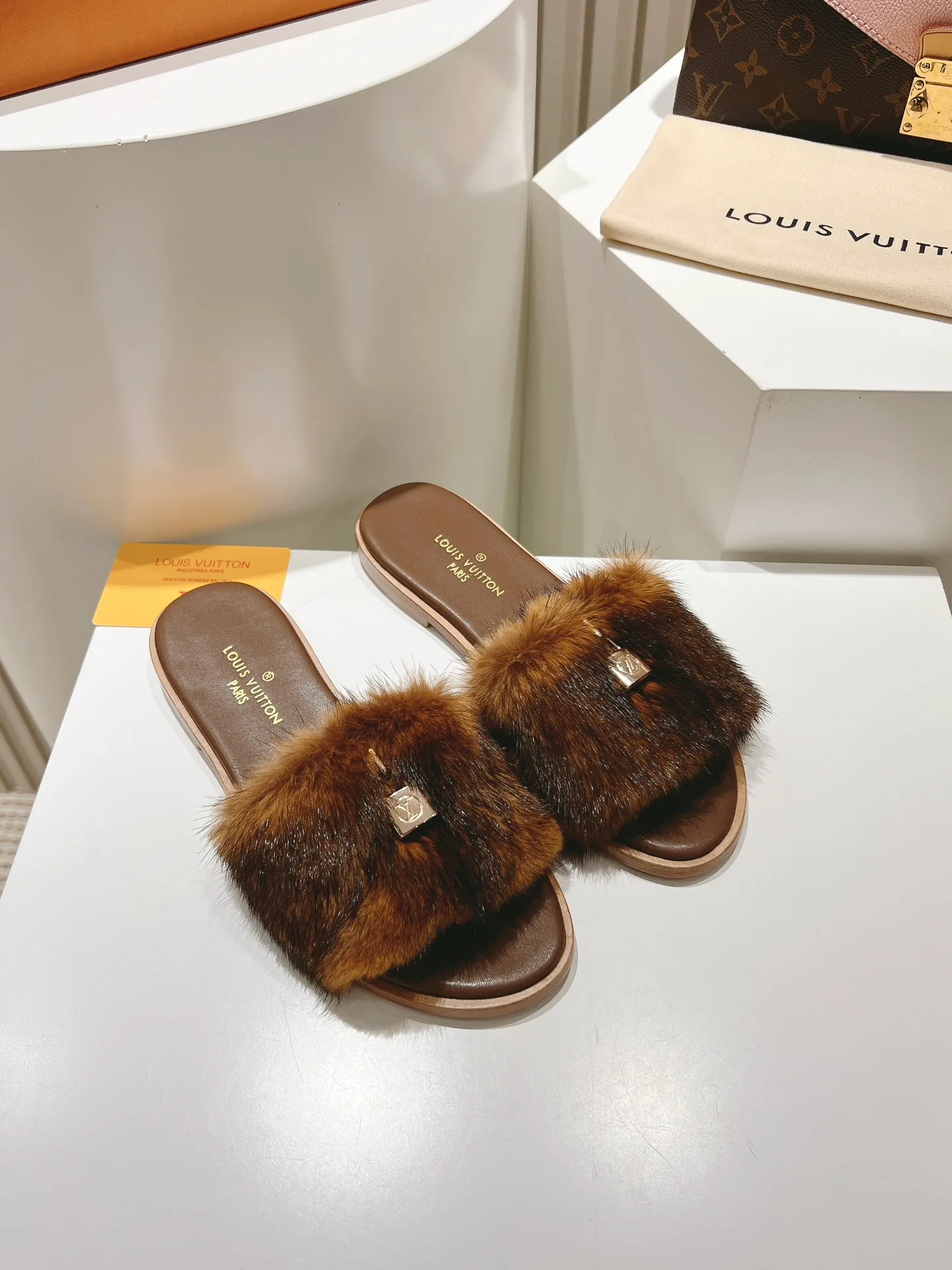 Шлепанцы Женские Louis Vuitton 11190728