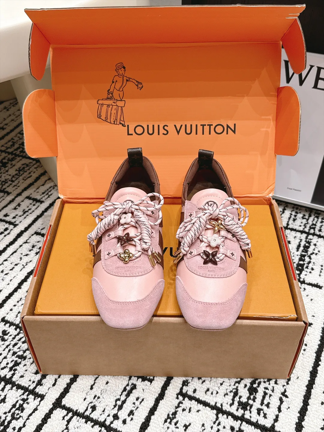 Кроссовки Женские Louis Vuitton 17978323