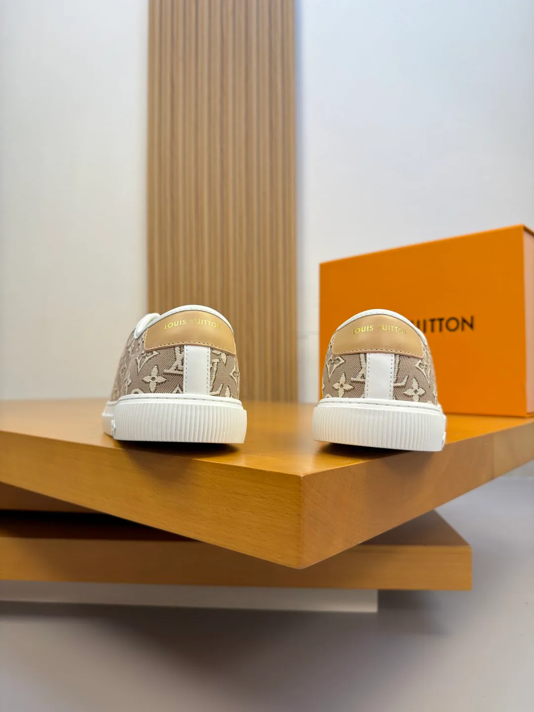 Кроссовки Женские Louis Vuitton 17368538