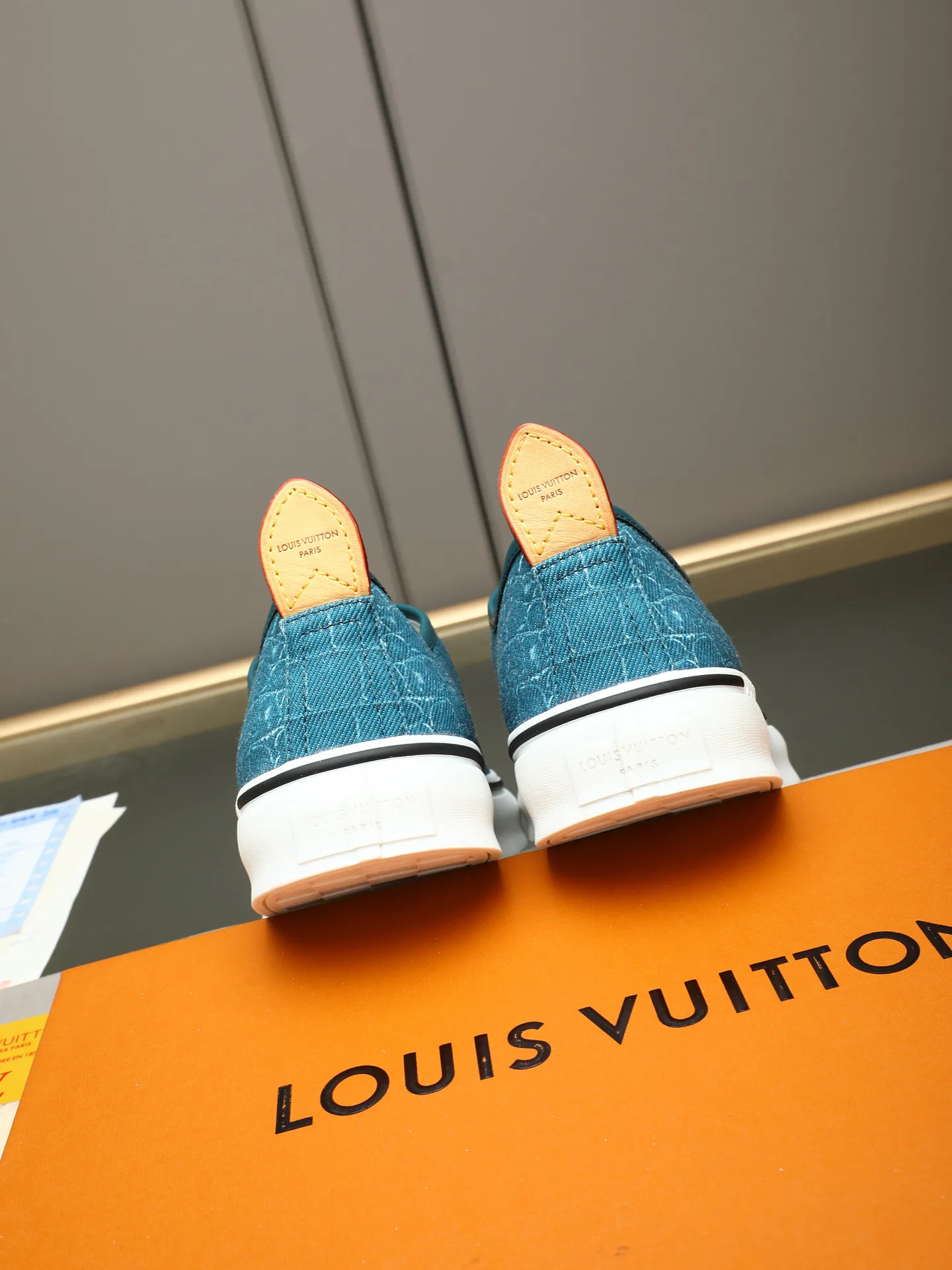 Кроссовки Женские Louis Vuitton 17947262