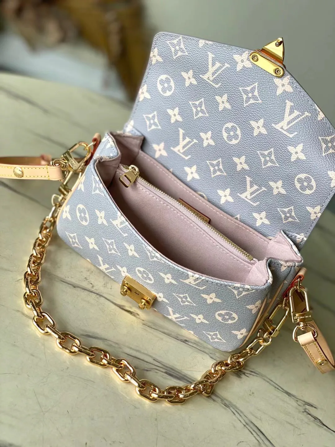 Классические Сумки Женские Louis Vuitton 18227605