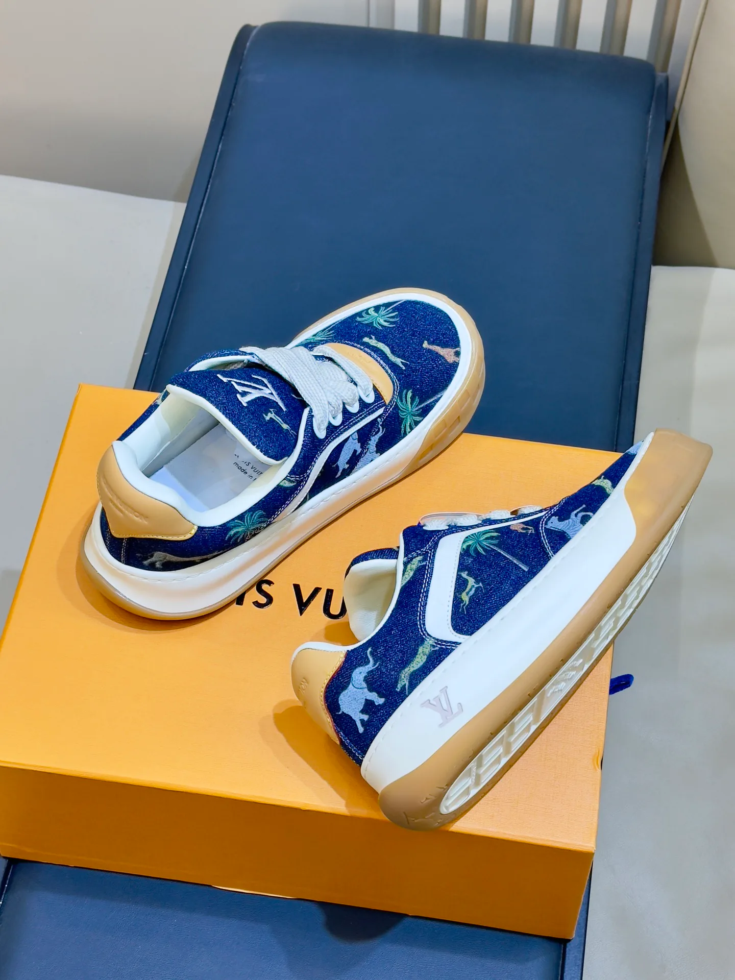 Кроссовки Женские Louis Vuitton 18073517