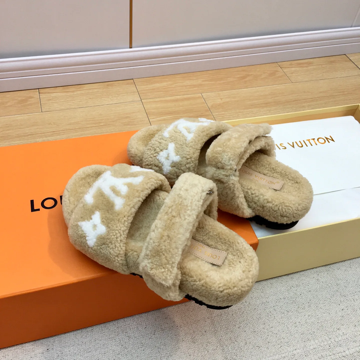 Тапочки Женские Louis Vuitton 19142507