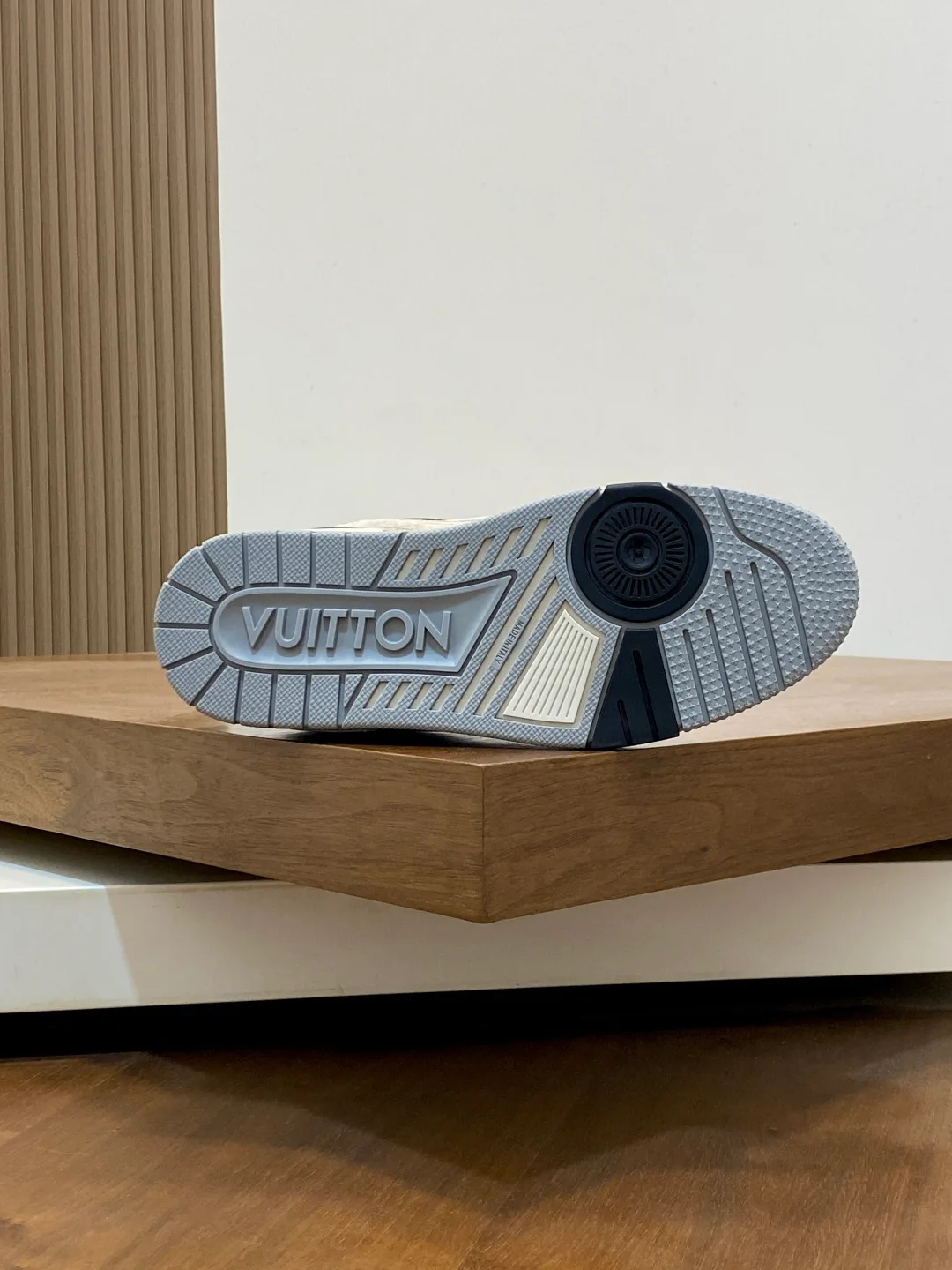Кроссовки Мужские Louis Vuitton 18100300