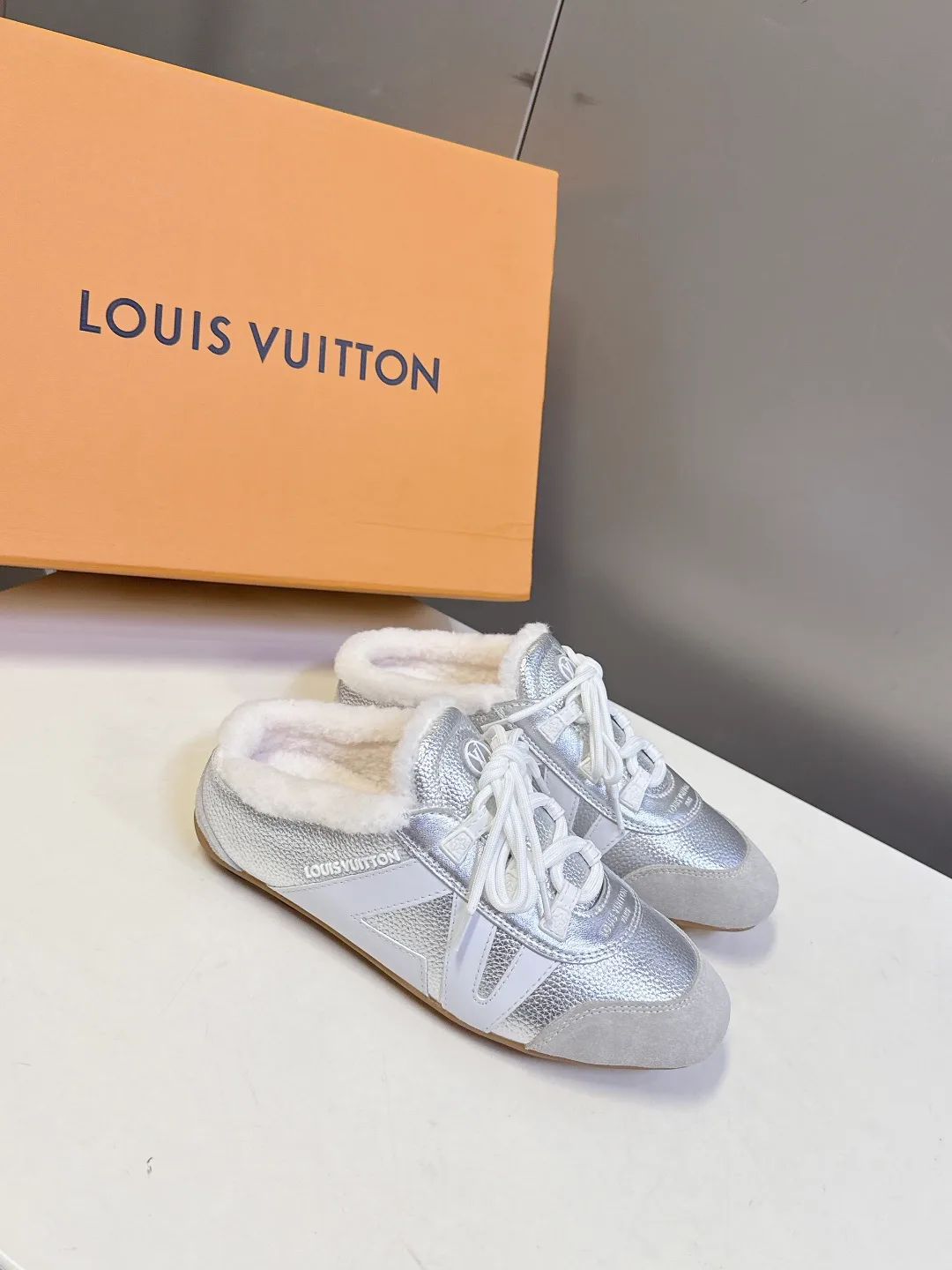 Кроссовки Женские Louis Vuitton 19499944