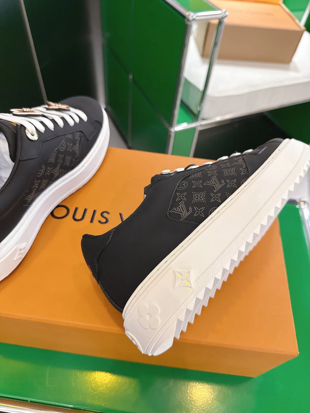 Кроссовки Женские Louis Vuitton 18677716