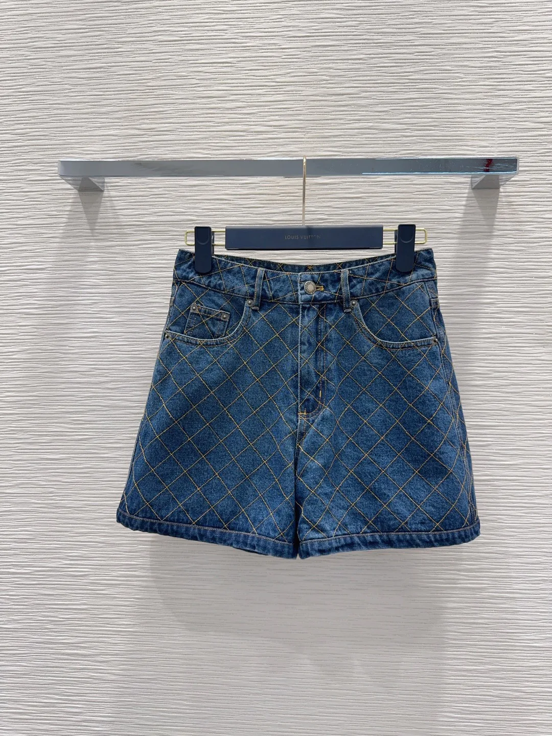 Шорты Женские Louis Vuitton 18211645