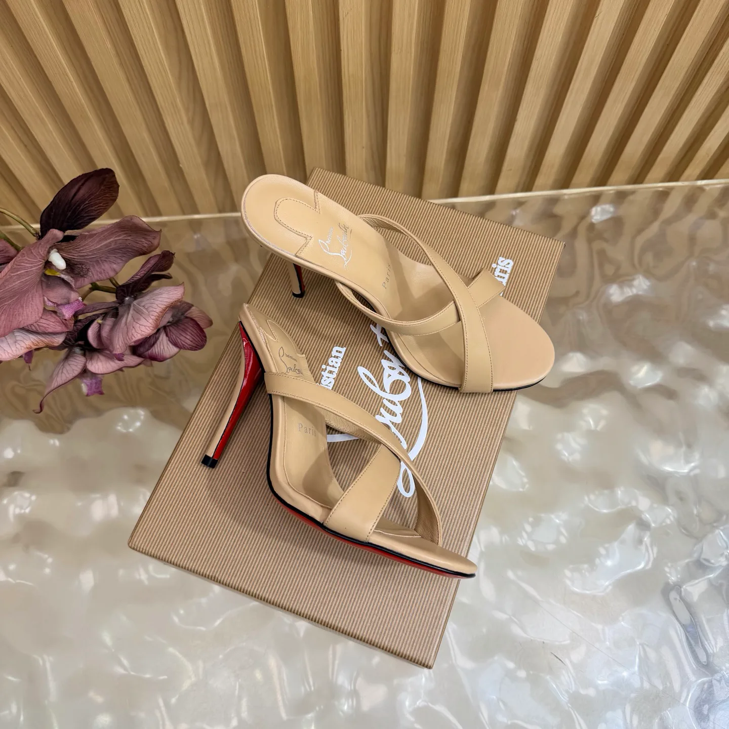 Босоножки Женские Christian Louboutin 18796777