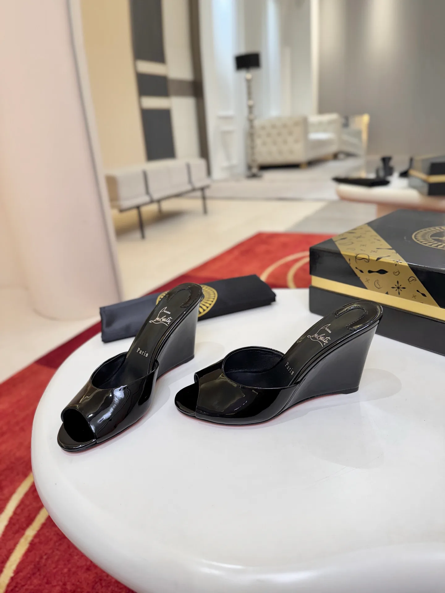 Босоножки Женские Christian Louboutin 18500932