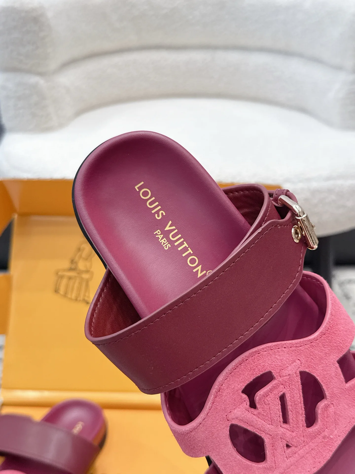 Шлепанцы Женские Louis Vuitton 17522788