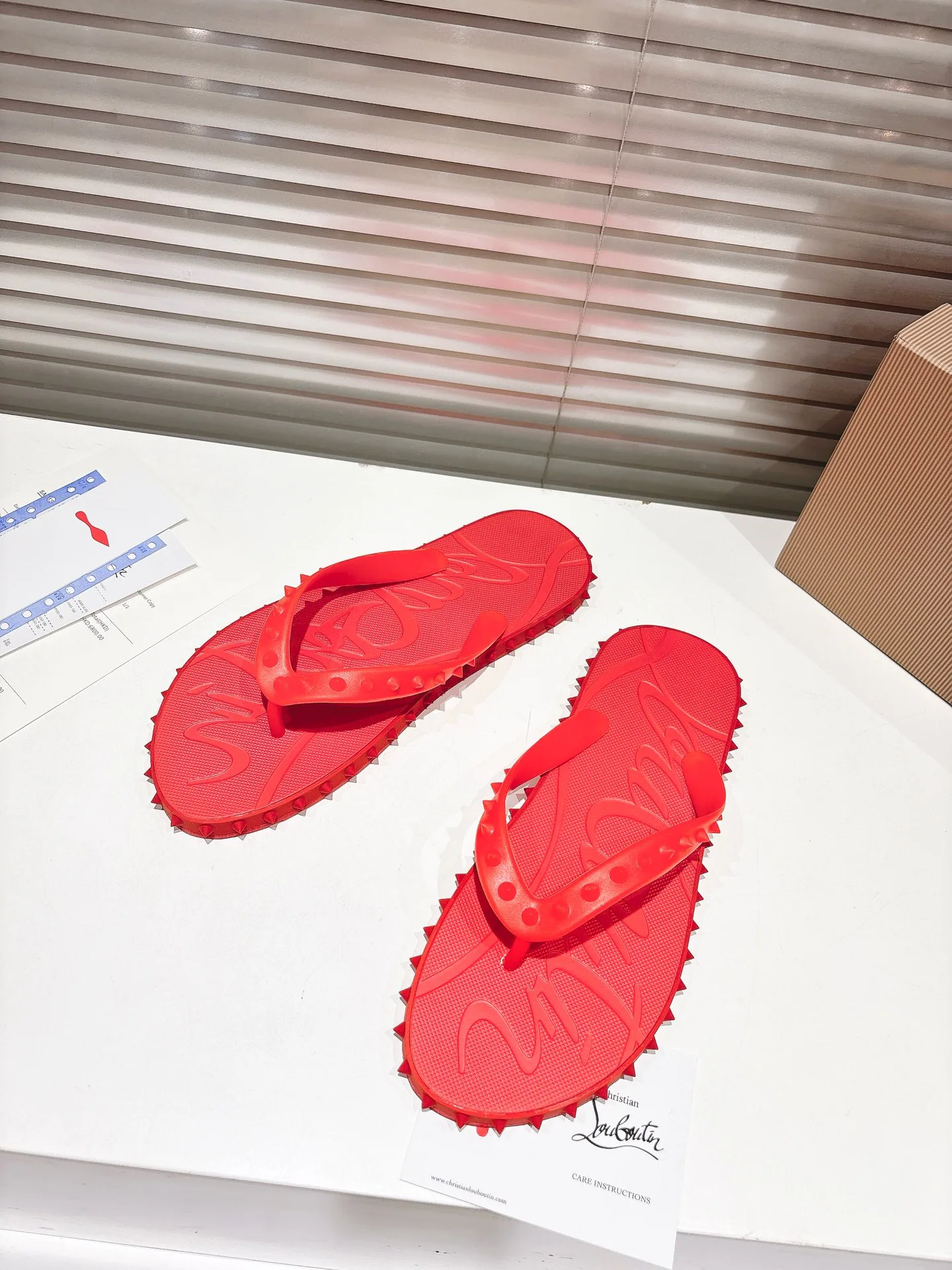Шлепанцы Женские Christian Louboutin 17604586