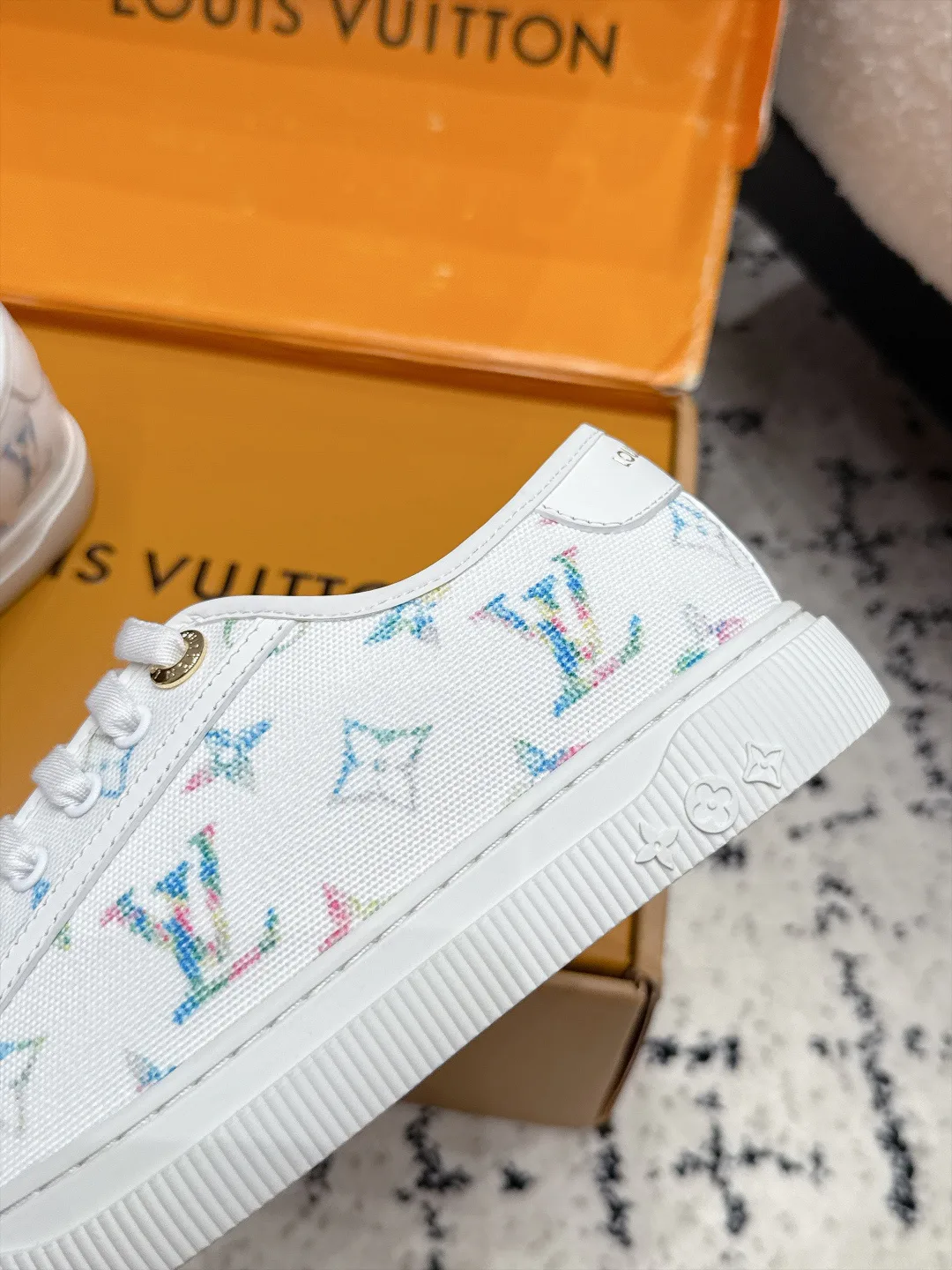 Кроссовки Женские Louis Vuitton 18124797
