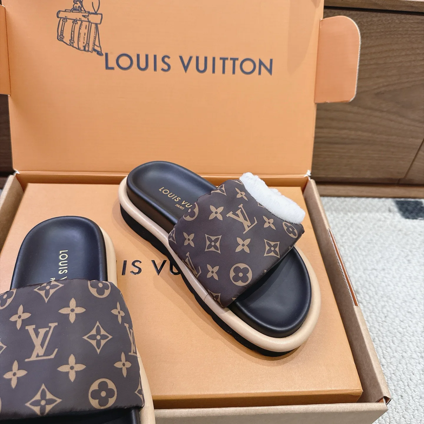 Шлепанцы Женские Louis Vuitton 18025805