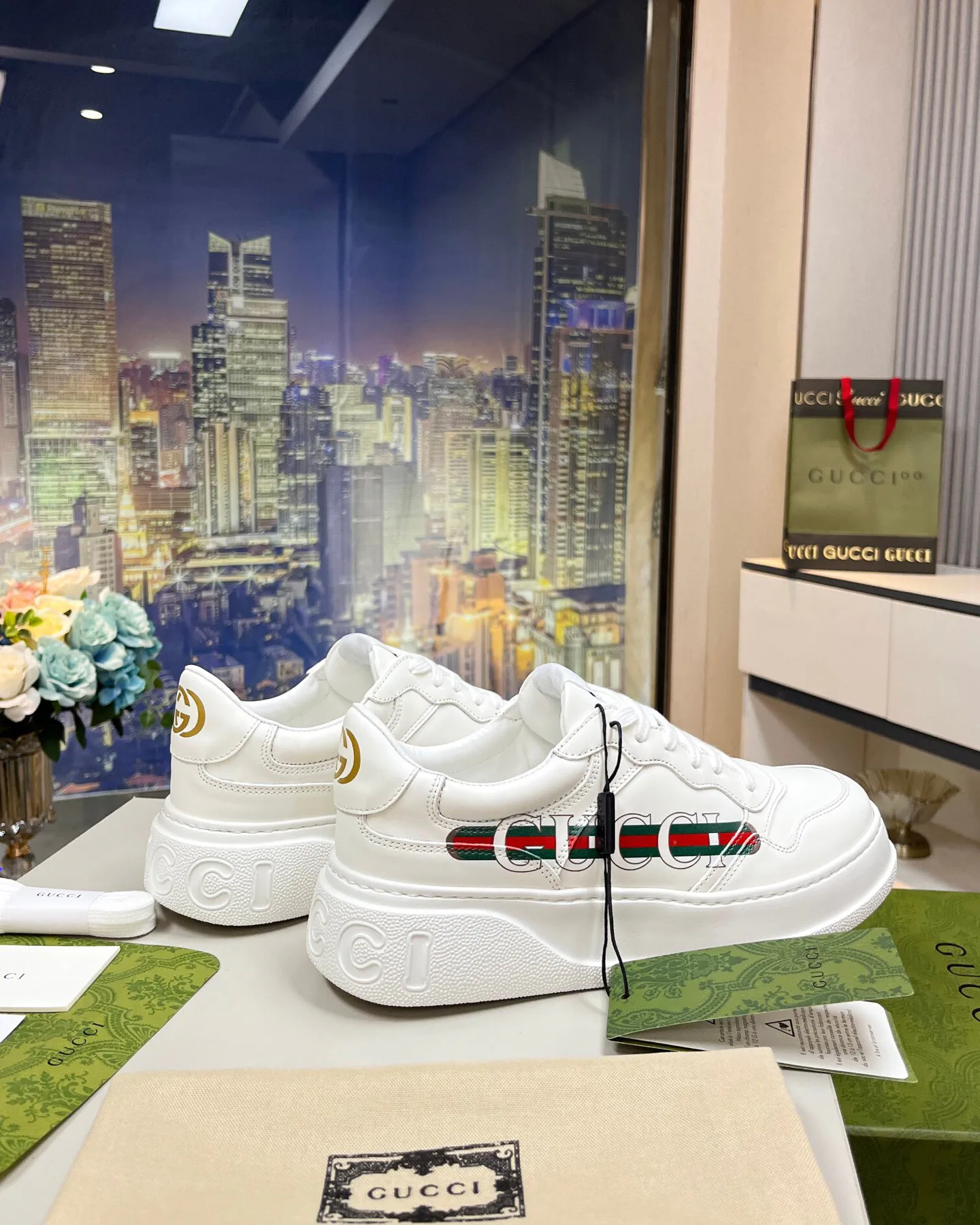 Кроссовки Женские Gucci 18369596