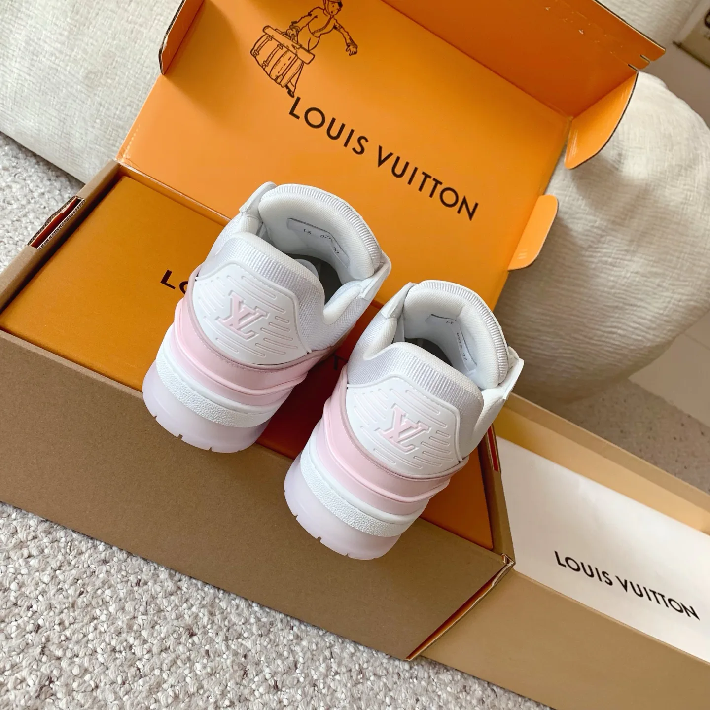 Кроссовки Женские Louis Vuitton 18375815