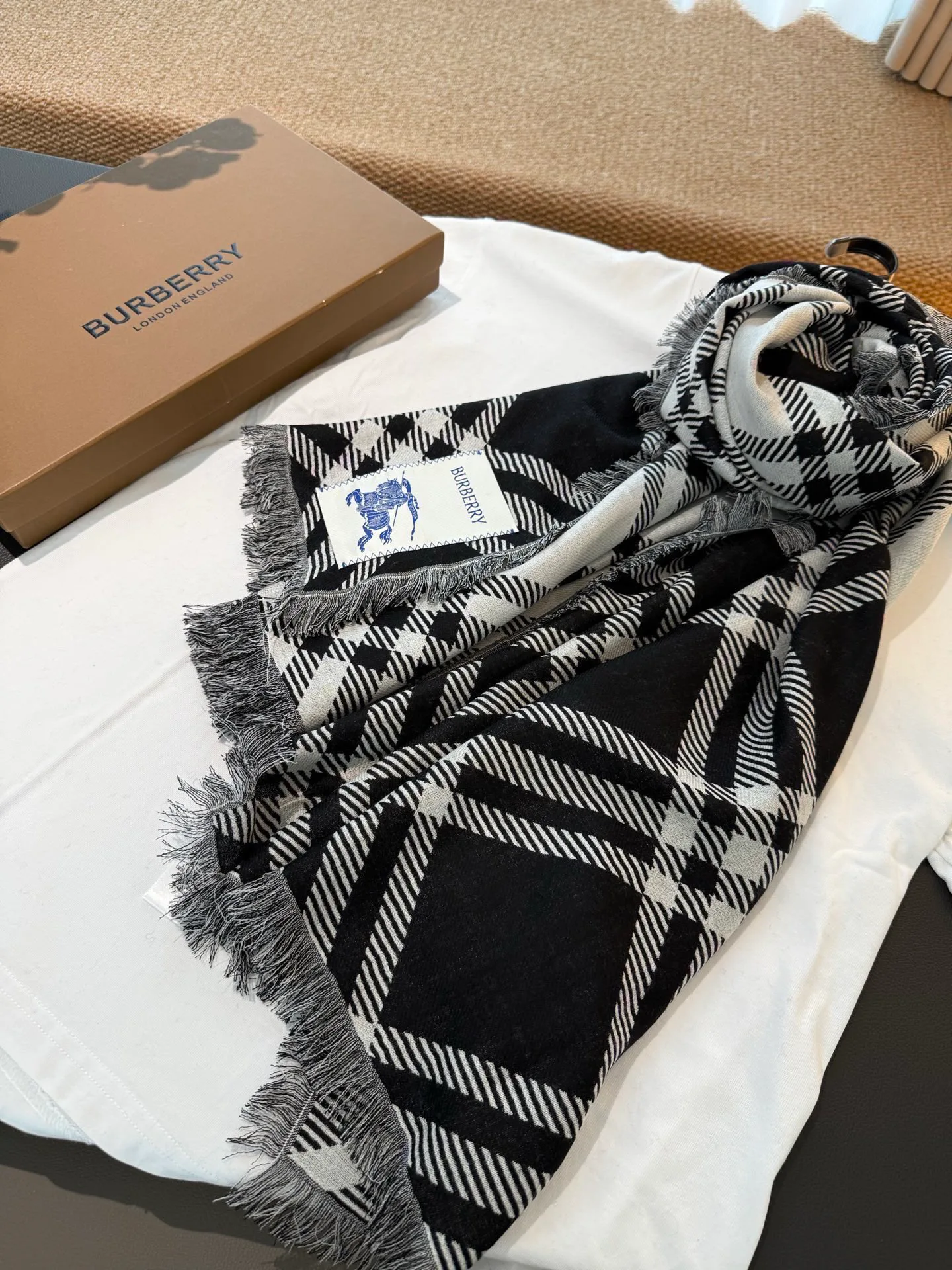 Шарфы Burberry 18627368