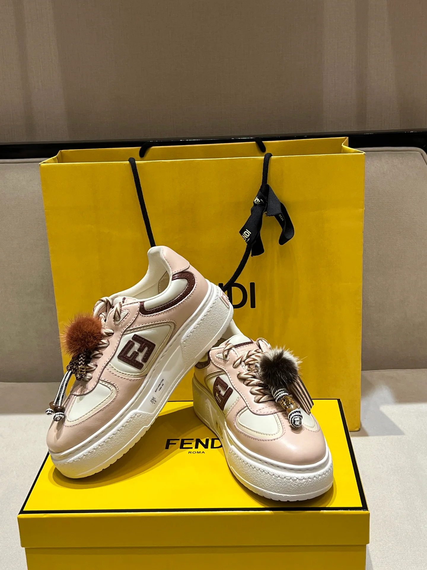 Кроссовки Женские Fendi 18020651