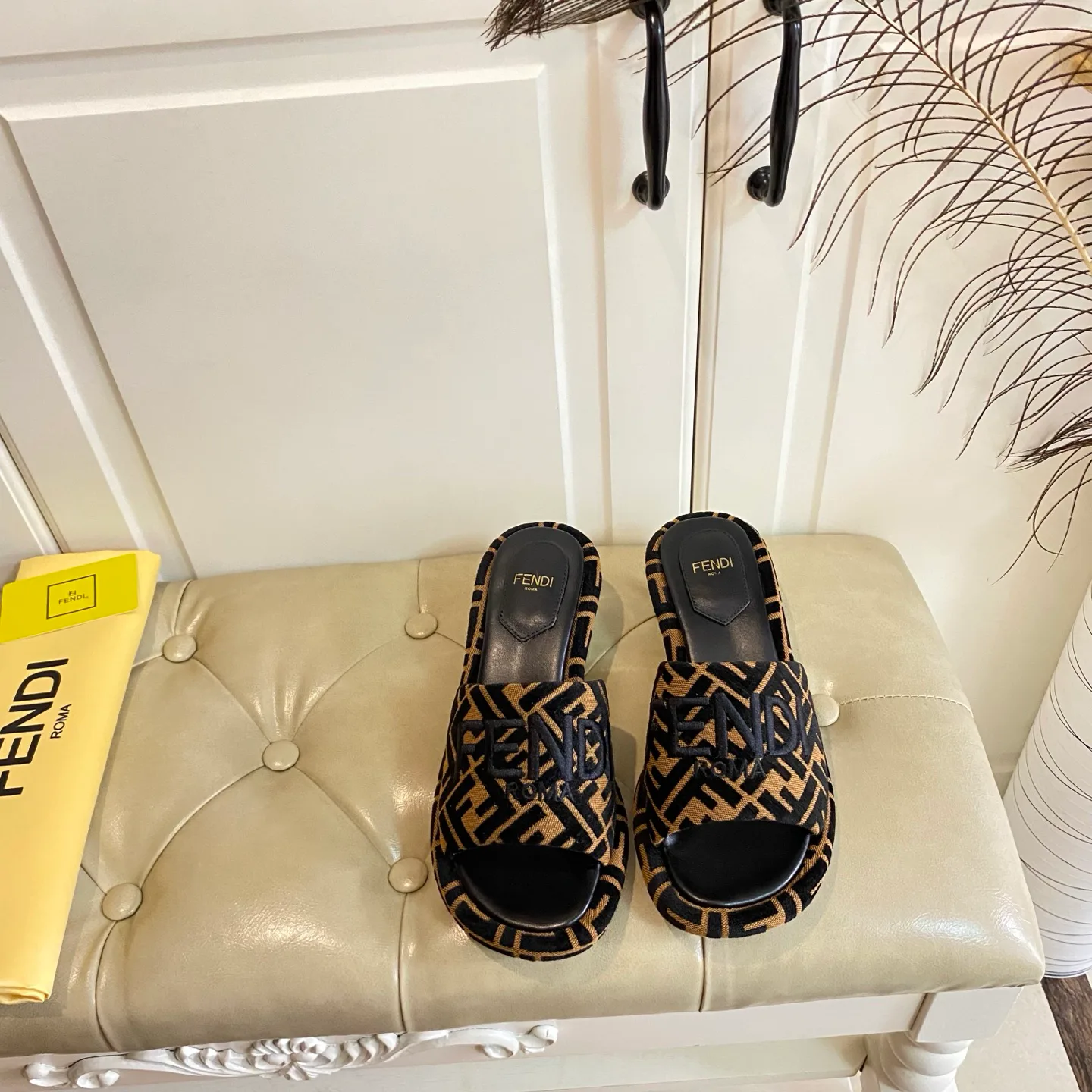 Шлепанцы Женские Fendi 21158