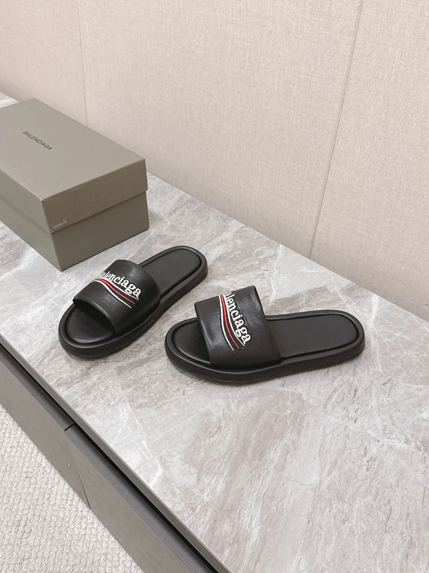 Шлепанцы Женские Balenciaga 22130