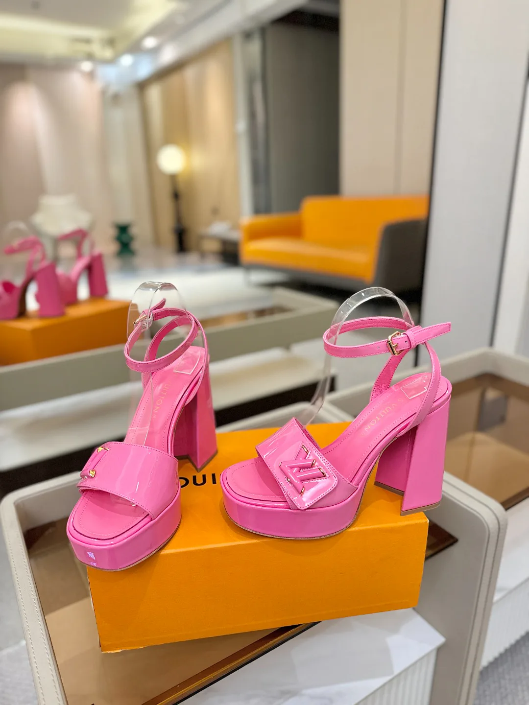 Босоножки Женские Louis Vuitton 17946859